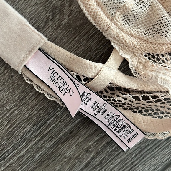 Victoria's Secret Black and Cream Lace Bras Intimates 34B bundle lot - Picture 2 of 4